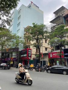 BÁN NHÀ LÊ THANH NGHỊ, Ô TÔ ĐỖ CỬA, 65M, 4 TẦNG, 4 NGỦ ĐỦ CÔNG NĂNG, 24.5 TỶ